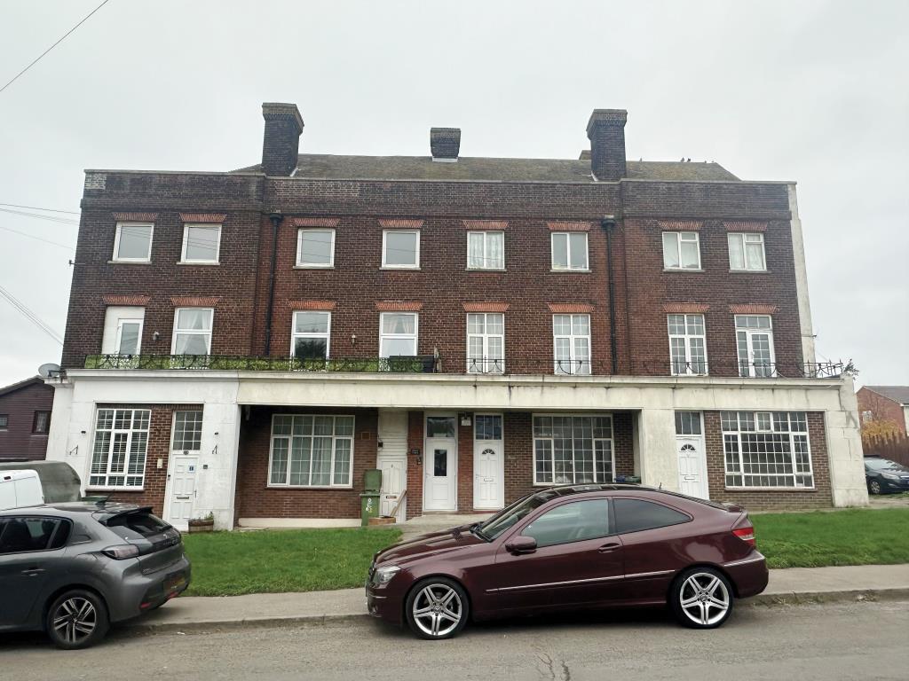 Lot: 152 - TWO-BEDROOM GROUND FLOOR FLAT - Two-bedroom ground floor flat